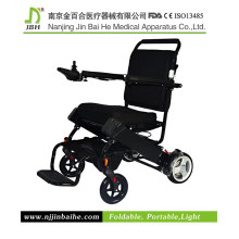 Faltbare behinderte Menschen benutzen Power Rollstuhl